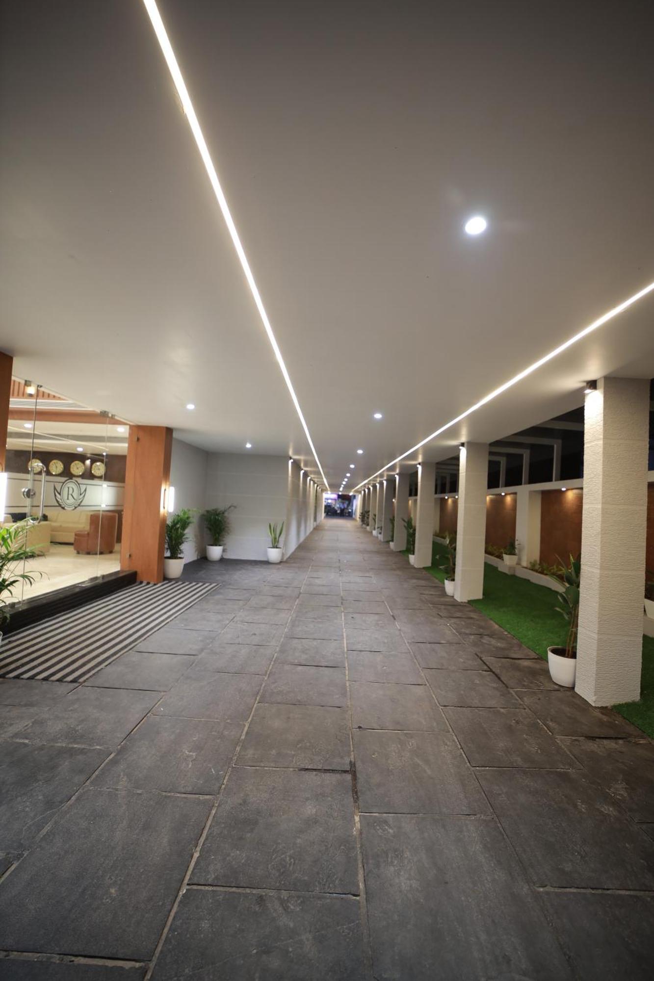 Hotel Royal Residency Kannangad Exterior foto